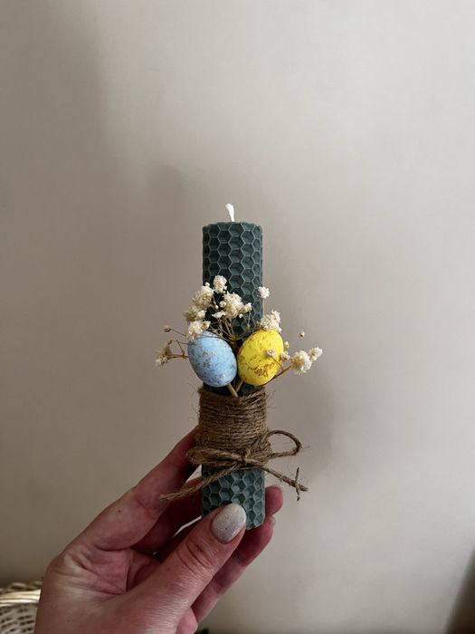 Великодня свічка з вощини