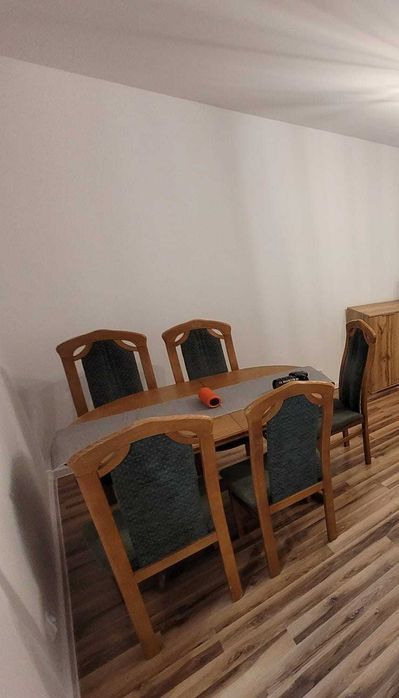 Stół w kolorze dębu