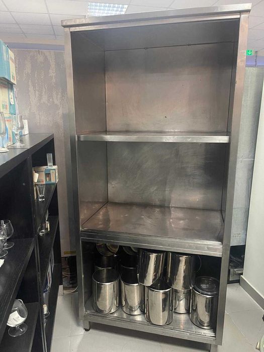 2 armários em inox sem portas, usados e em bom estado.