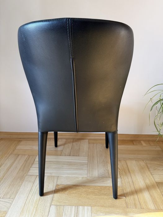 Czarne krzesła Miotto