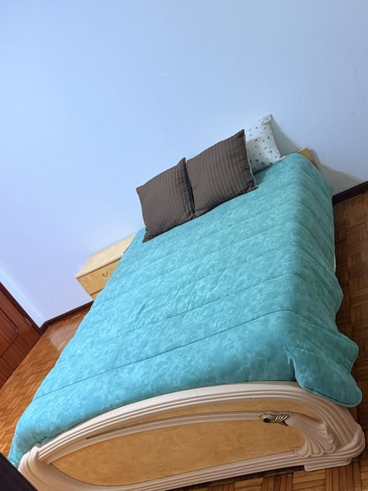 Quarto completo (cama completa, mesinha de cabeceira, comoda)