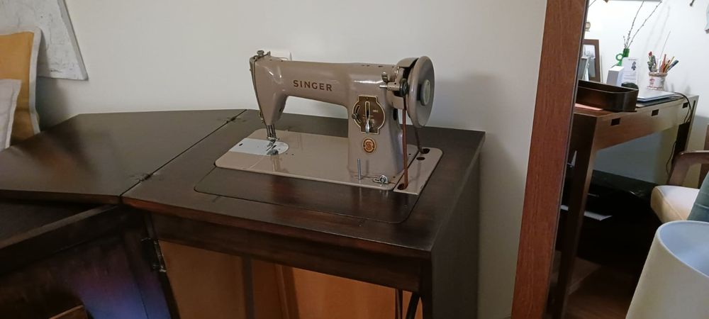 Movel com maquina de costura singer como nova