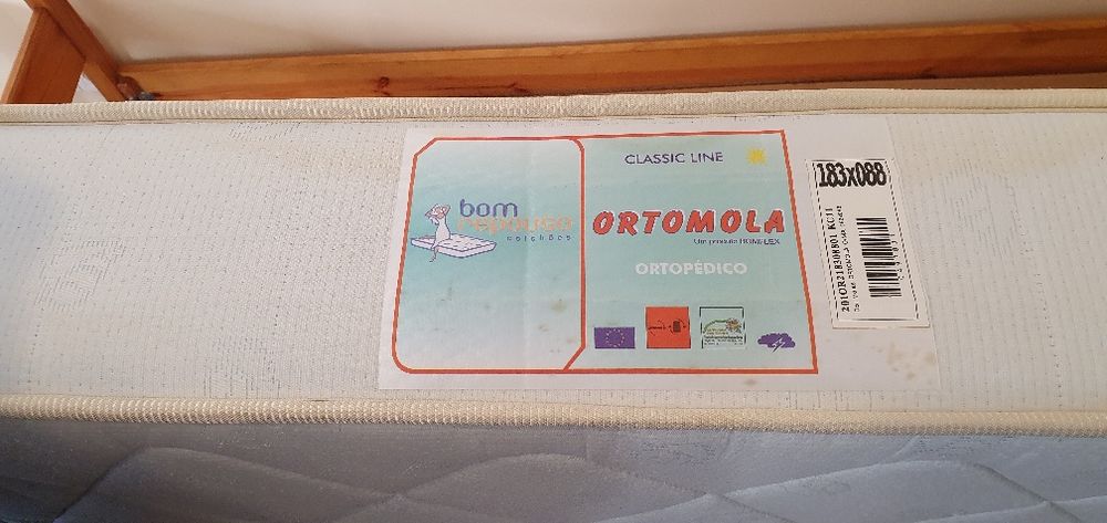 Cama sólida com colchão incl.
