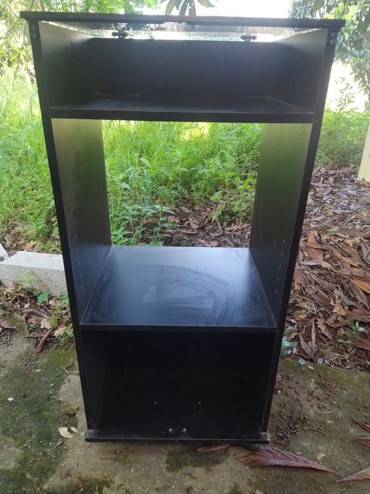 Móvel com tampo em vidro