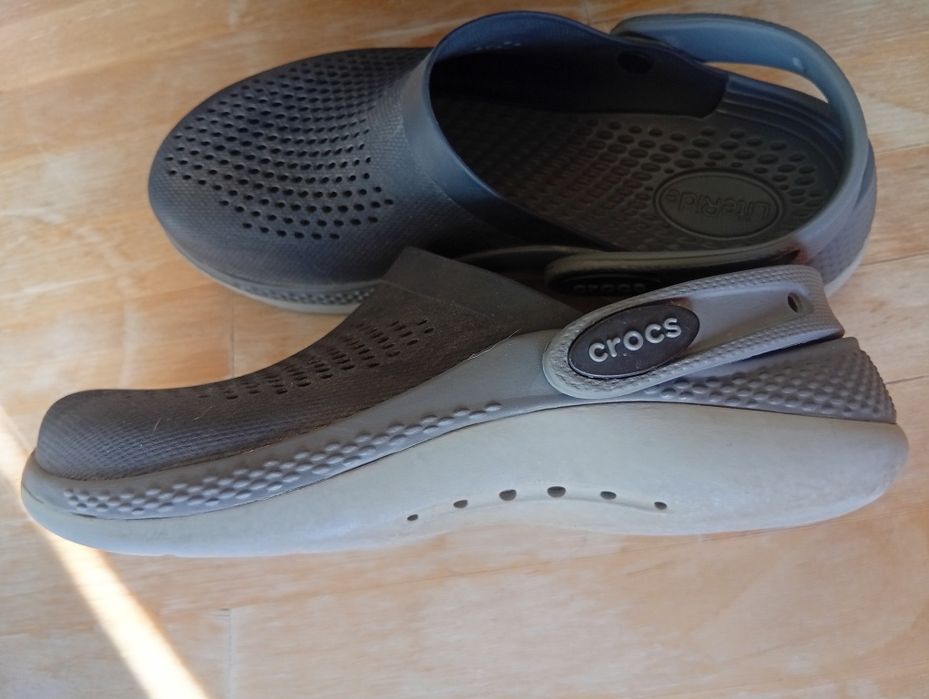 Crocs literide pretas e cinzentas