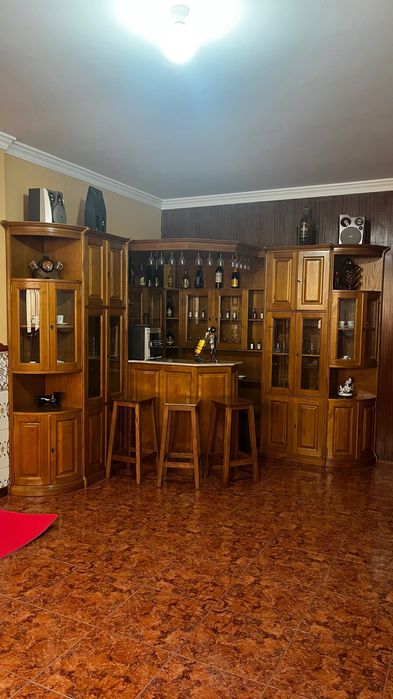 Bar em madeira de ótima qualidade
