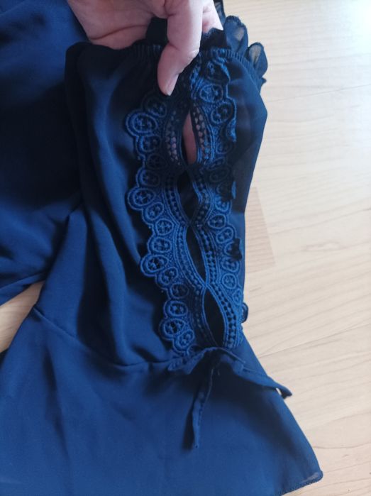 Bluzka elegancja, ażurową koronką na ramionach