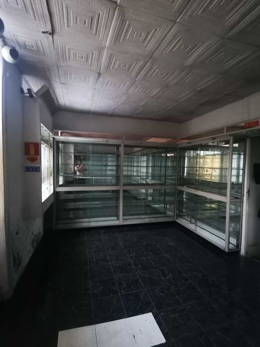 estantes e balcao de negocio vendo 961421596 ermesinde300 € €