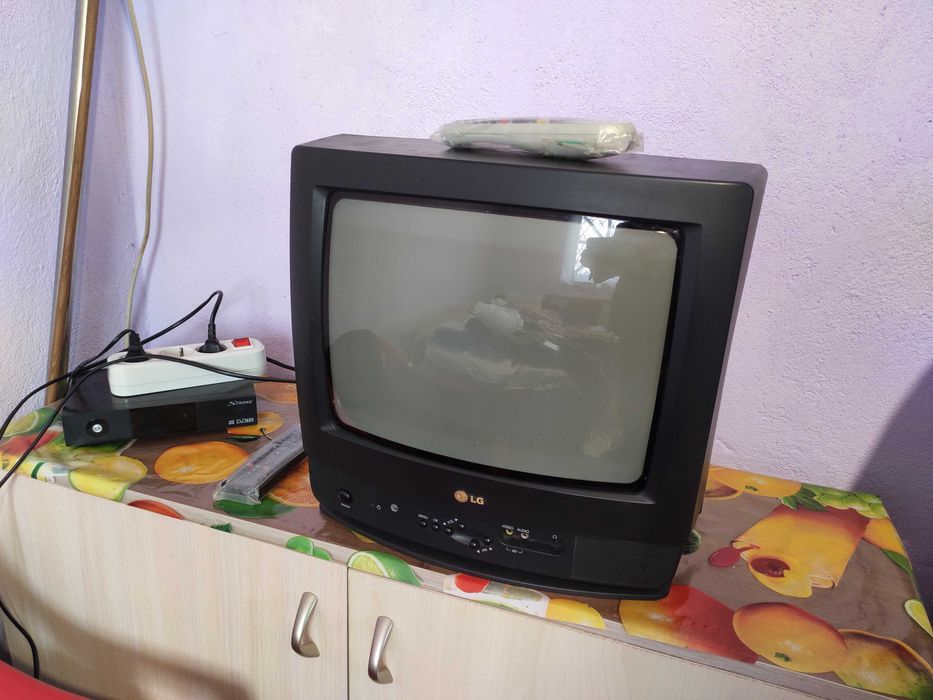 Телевизор LG CF-14F60K, маленький, + Приставка  T2 Strong SRT 8500