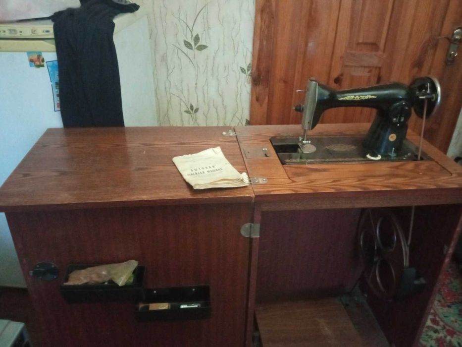Швейна машина ножна