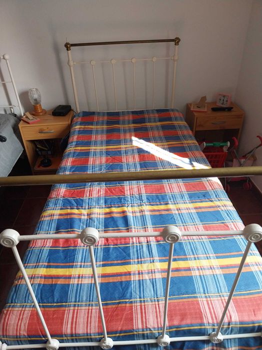 Cama de ferro fundido antiga completa (colchão incluindo "praticamente novo")