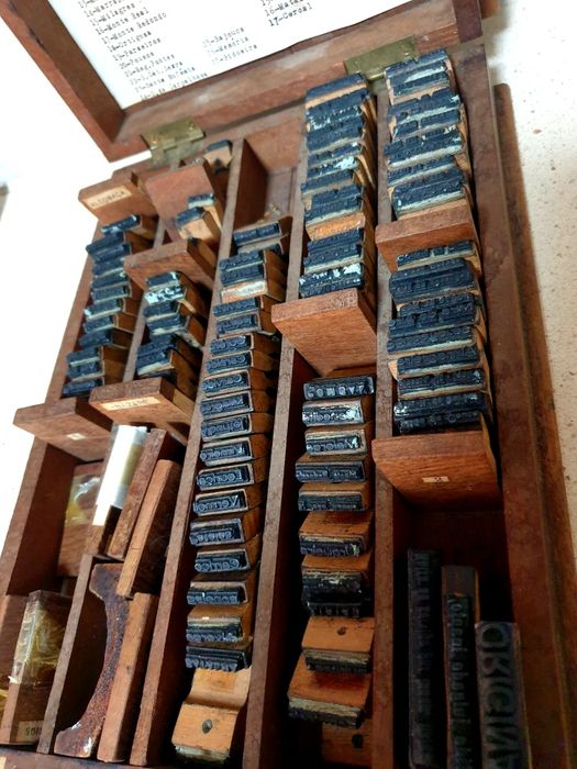 Antiga caixa de carimbos de cidades portugueses com caixa em madeira