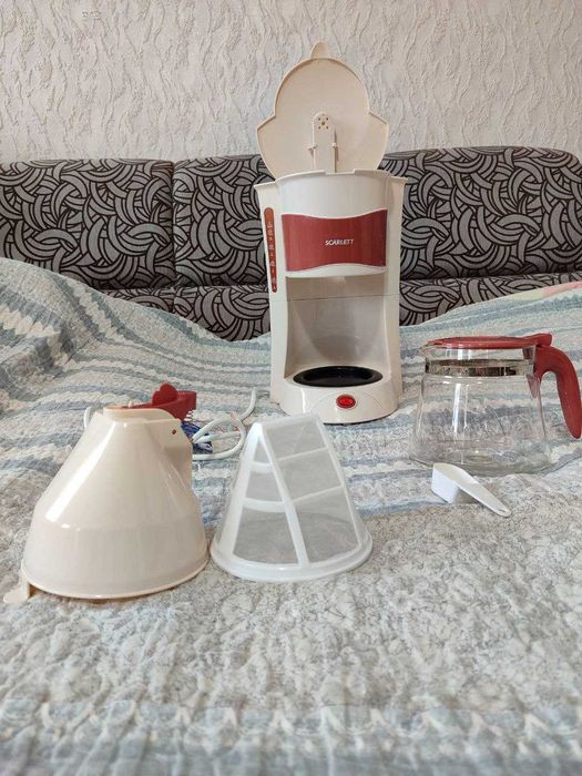 Кофеварка капельная Scarlett SC-1030 новая, приемная чаша с трещиной