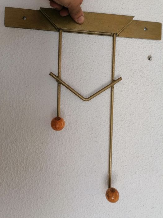 Cabide em ferro e cabide em madeira