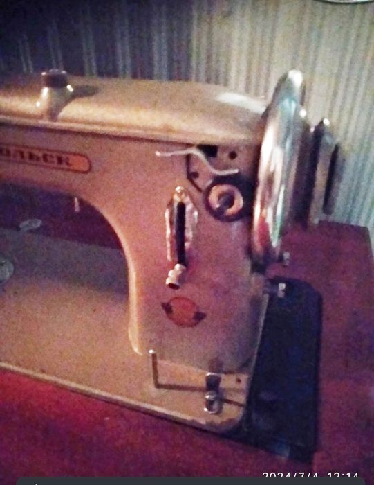Швейная машинка Подольск + стол ,ящики итд ножной и ручной привод