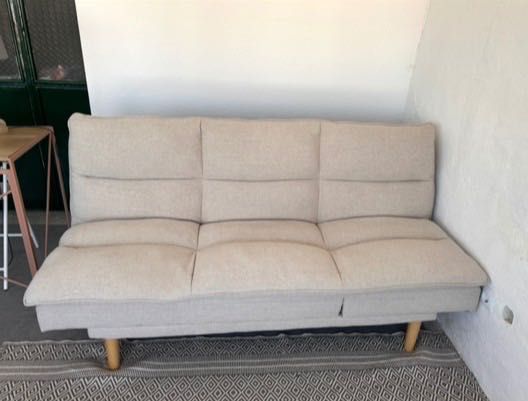 Sofá cama/chaise longue da Sklum, modelo Veka cor creme, em bom estado