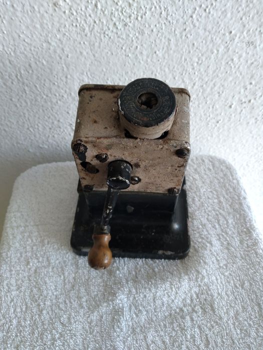 Afiador de lápis antigo