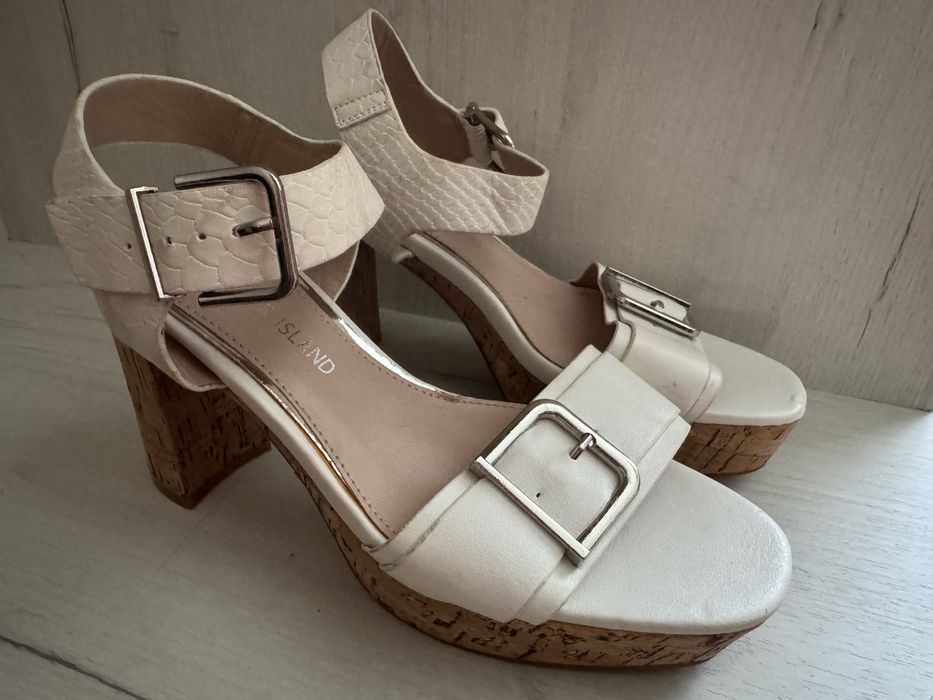 Босоніжки жіночі River island на платформі