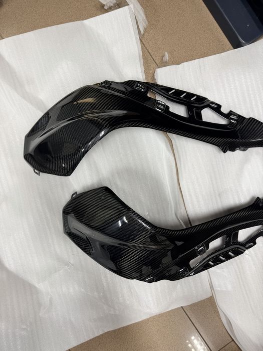 Laterais do depósito em carbono S1000RR