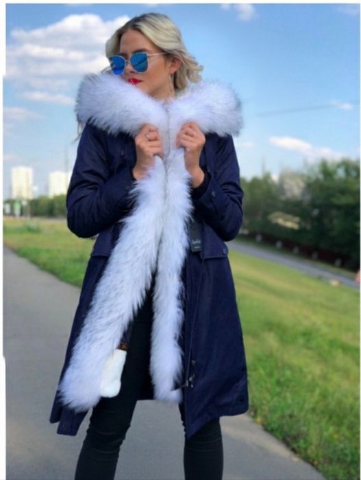 Парка куртка с натуральным белым мехом енота
