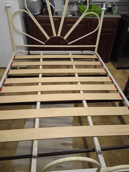 Cama de ferro com estrado