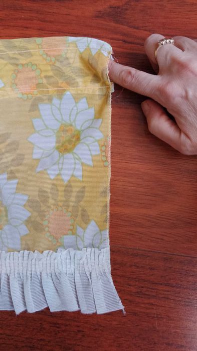 delikatny lambrekin vintage w kwiaty, liście tunel, żabki ozdoba okna