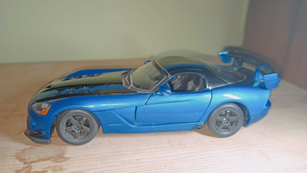 Машинка Dodge Viper 1:24  Bburago