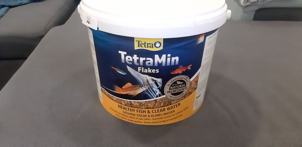 Comida Tetramin flocos.