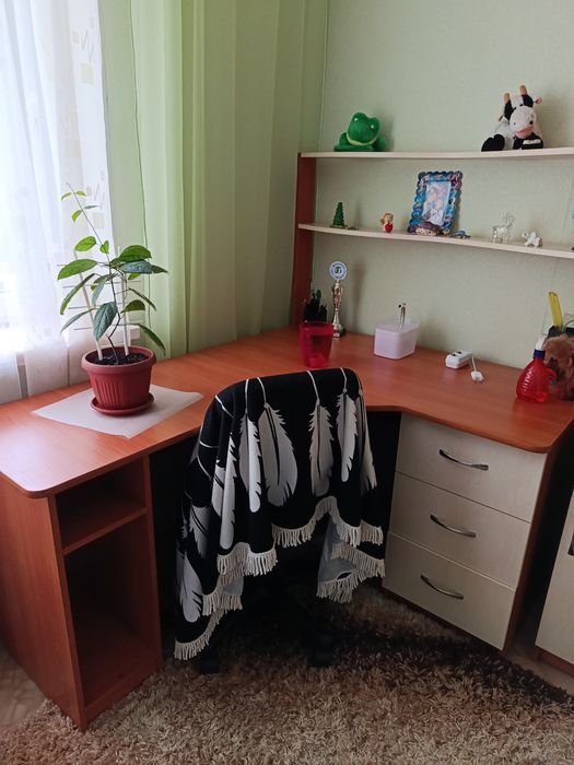Продам стіл, шкаф і пенал
