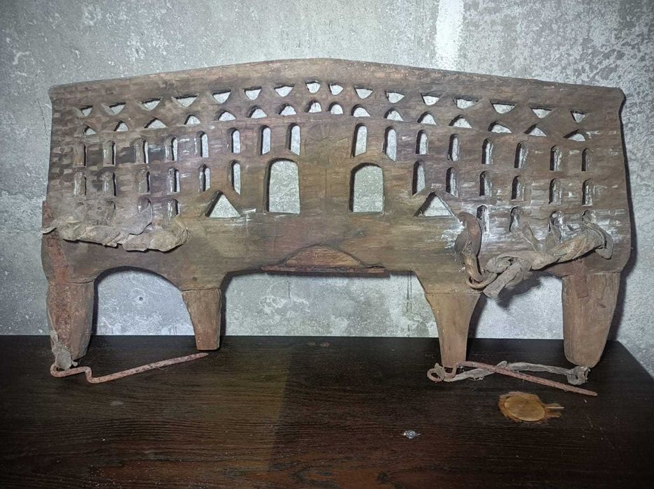 Jugo de bois antigo em madeira entalhada. Peça rústica decorativa