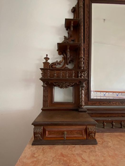 Comoda antiga com espelho