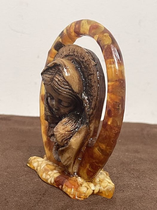 Stara Statuetka z Bursztynu i Tworzywa z Prl