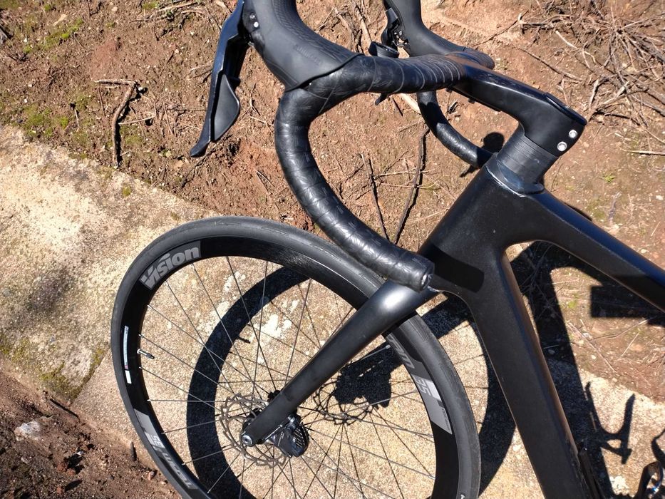 Bicicleta em carbono estrada ou gravel