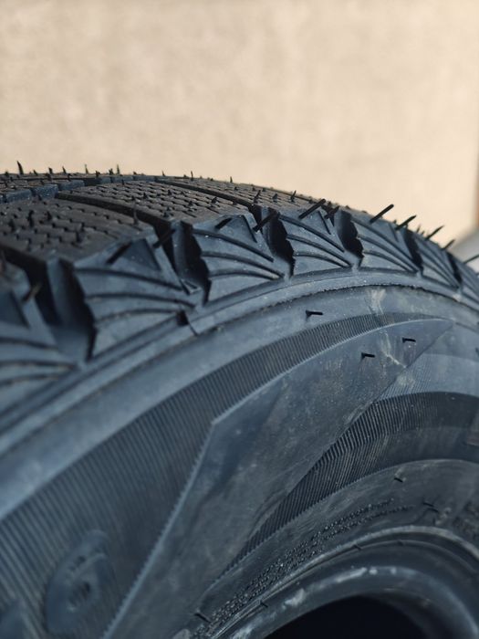 Нові легкові Шини Roadstone Winguard Ice 205/60 R16 95Q
