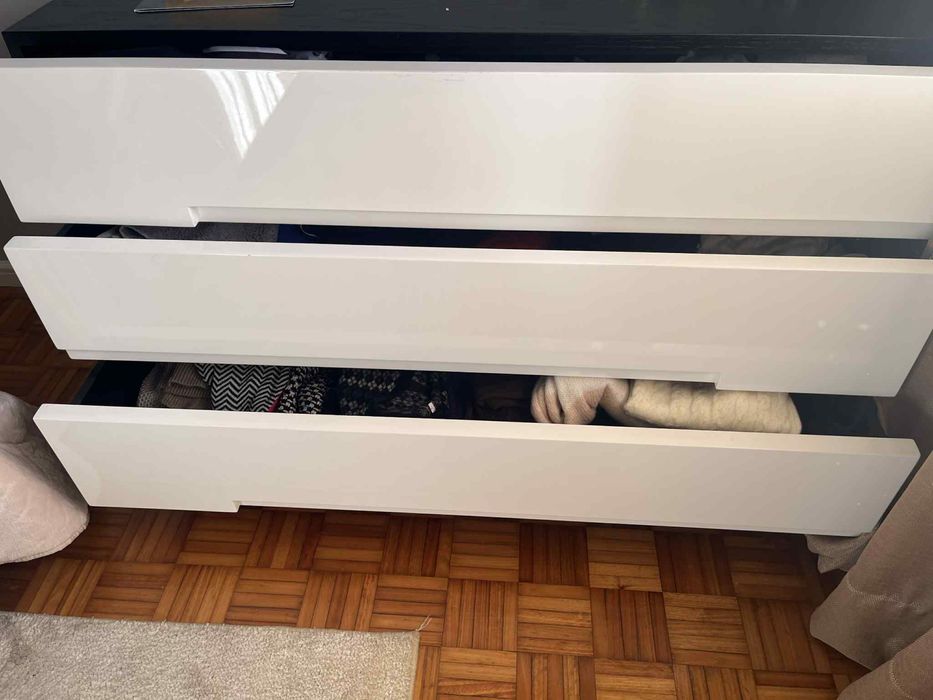 Cama casal+ comoda+ 2 mesas de cabeceira