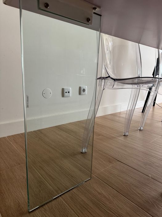 Mesa branca c/ pés de vidro