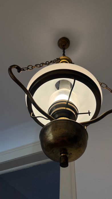 Candeeiro de teto vintage em latão e vidro opalino