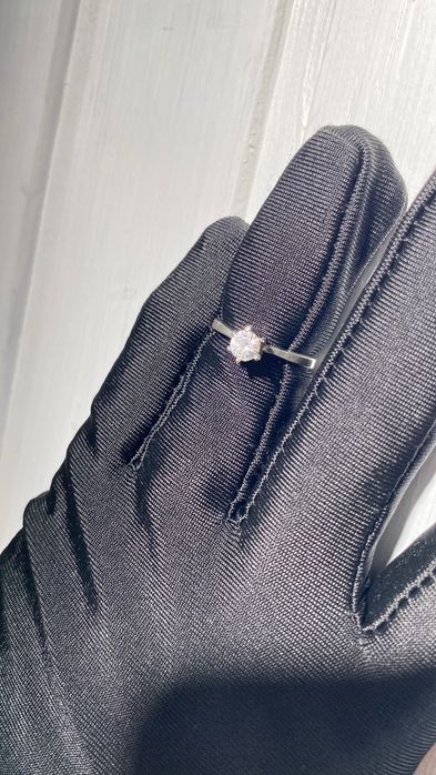 Anel solitário em prata e pedra