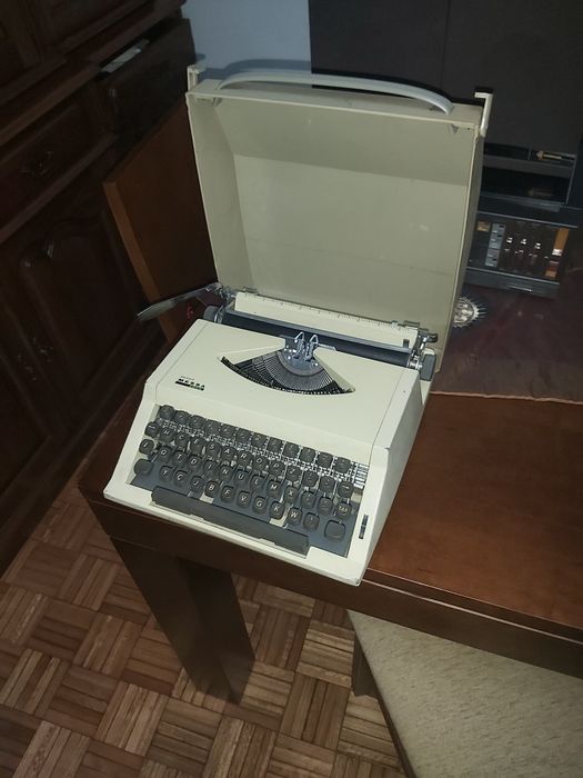Maquina de escrever antiga