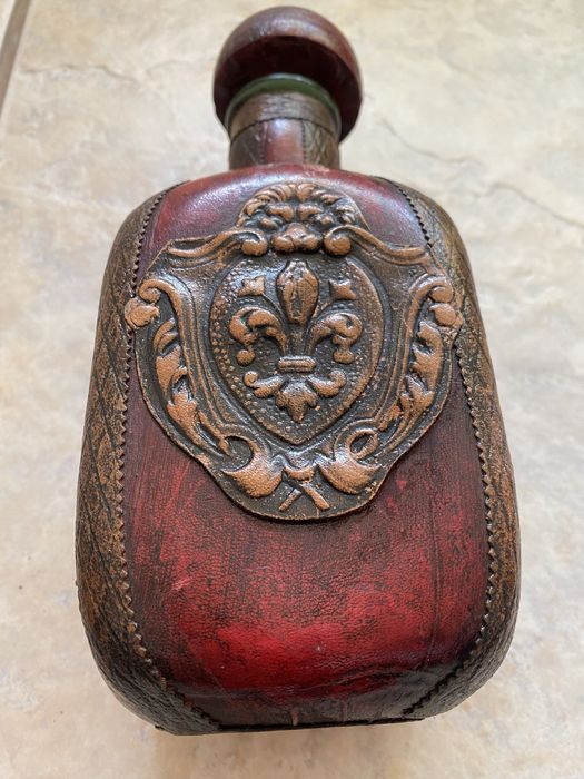 Karafka obita skórą