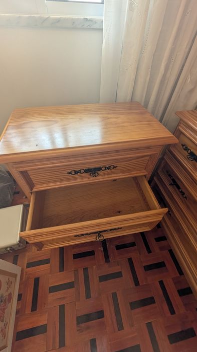 Quarto em pinho maciço - cama, mesa cabeceira, roupeiro, escrivaninha