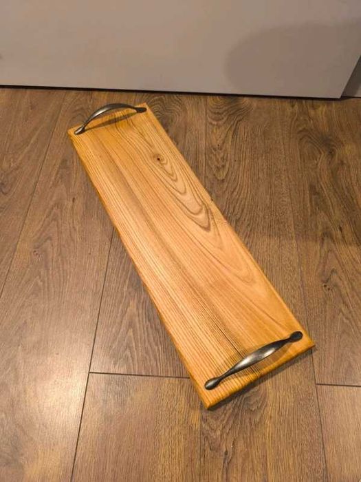 Drewniana deska do serwowania z metalowymi uchwytami – ręcznie robiona