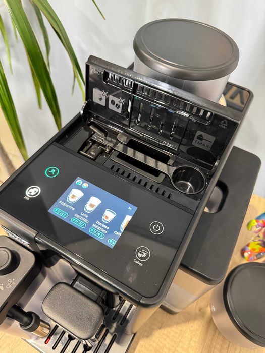 Современная кофемашина DeLonghi Rivelia с двумя бункерами для зерен