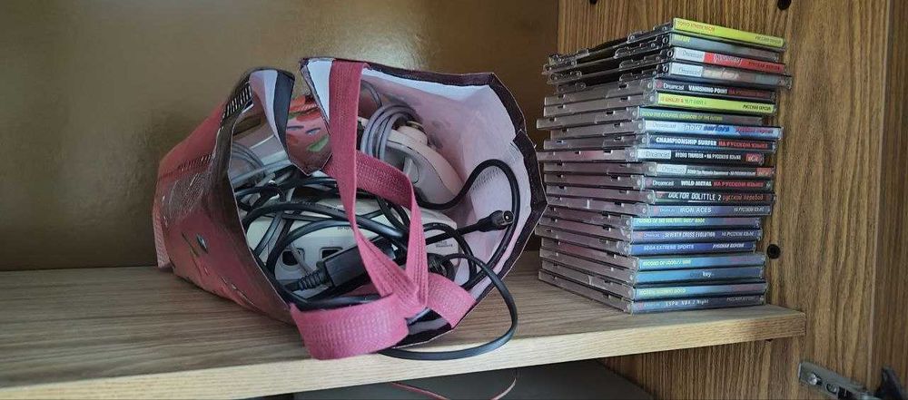 Sega Dreamcast + два геймпада + диски