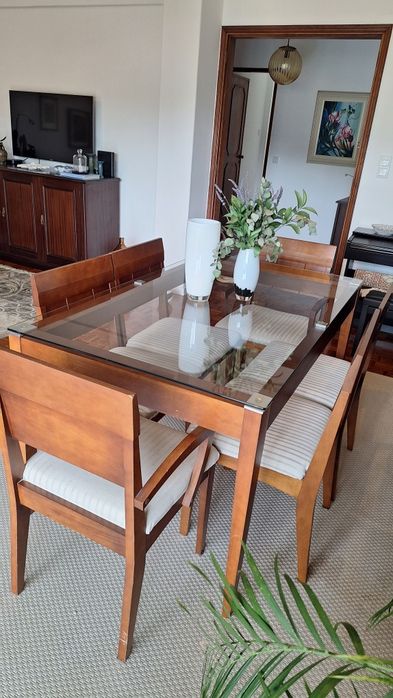 Mesa de jantar e cadeiras em madeira maciça e tampo de vidro