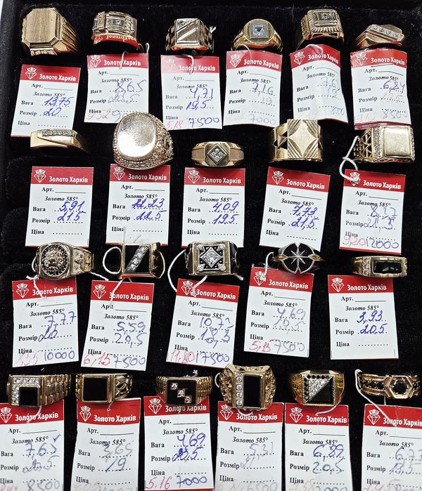 В продаже золотые мужские печатки 585 пробы.