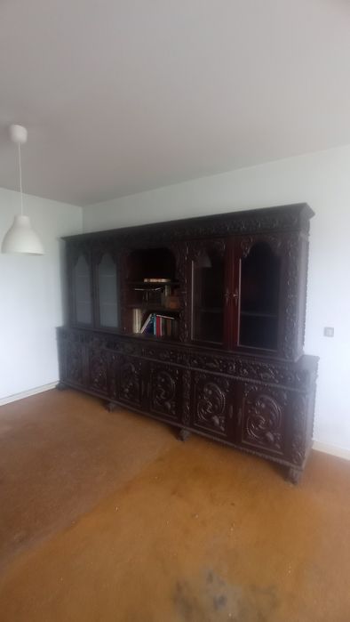 Louceiro de sala antigo e robusto