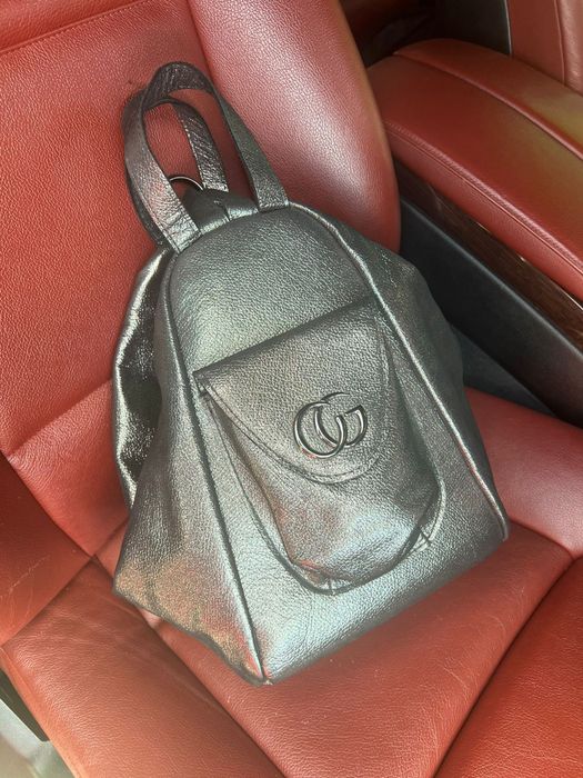 Стильная сумка-рюкзак очень красивого цвета серебро