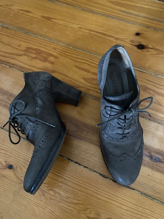 Sapatos de pele com salto