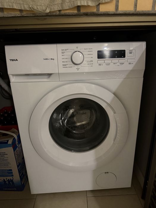 Uma maquina de lavar roupa semi nova
